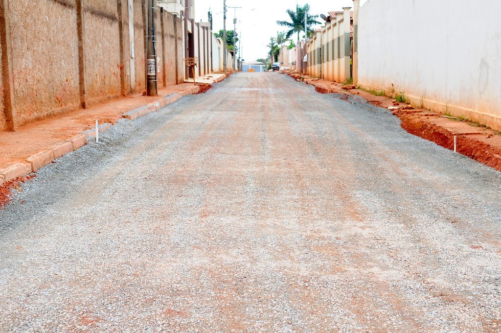 serviço de terraplanagem em rua a ser pavimentada